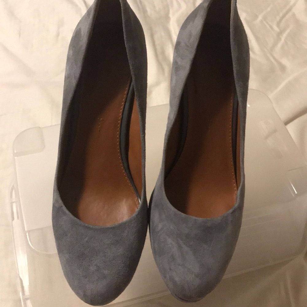 Banana Republic gray suede pumps
